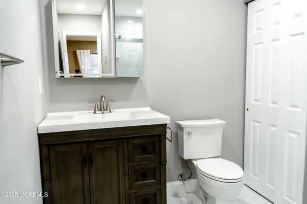 Bathroom, Interior, Marble, Recessed Lighting