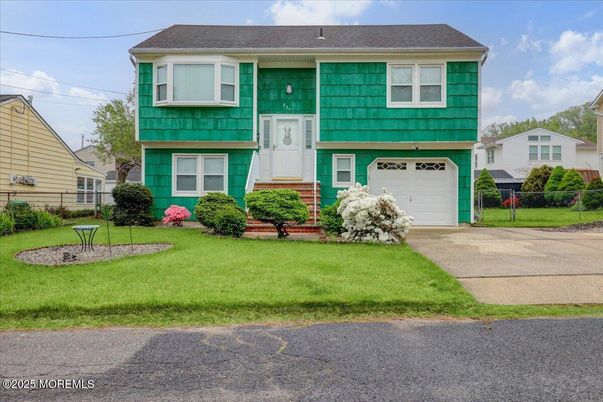 Attached, Exterior, Facade, Raised Ranch