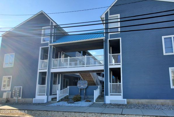 Exterior, Facade, Highrise