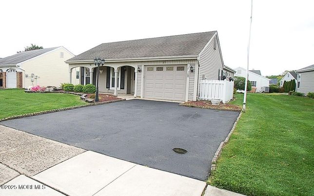 Attached, Exterior, Facade, Cape Cod