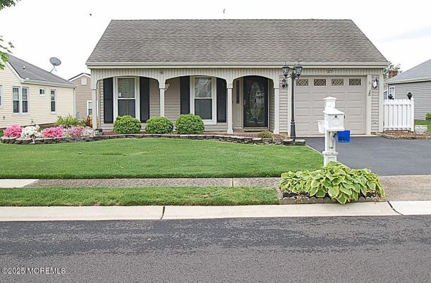Attached, Exterior, Facade, Cape Cod
