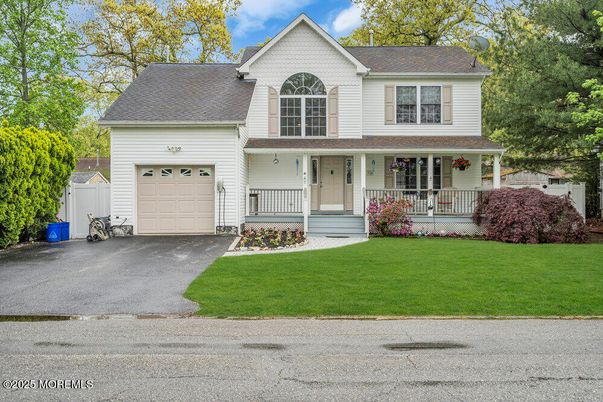 Attached, Exterior, Facade, Farmhouse