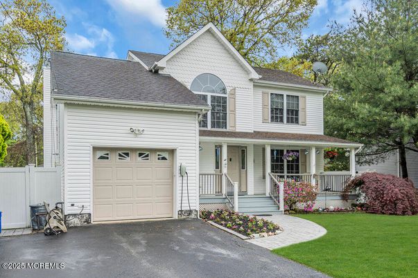 Attached, Exterior, Facade, Farmhouse
