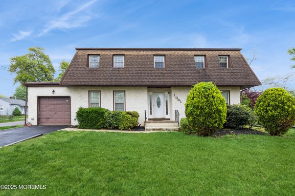 Attached, Exterior, Facade, Cape Cod