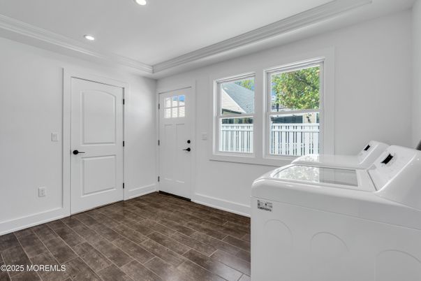 Interior, Recessed Lighting, Washer, Wood Texture Flooring
