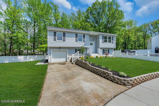 Attached, Exterior, Facade, Raised Ranch