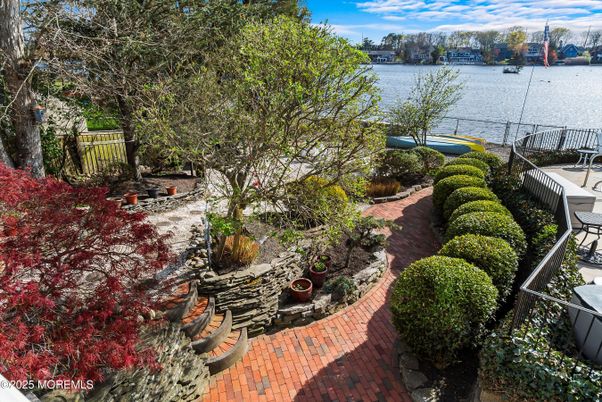 Exterior, Lake