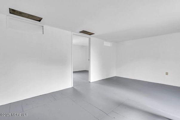 Empty room, Interior