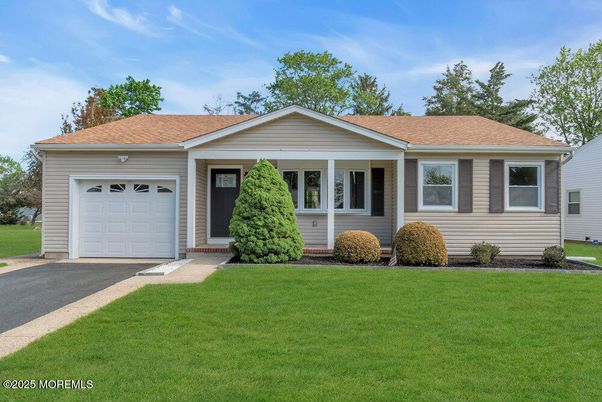 Attached, Exterior, Facade, Ranch