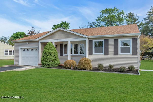 Attached, Exterior, Facade, Ranch