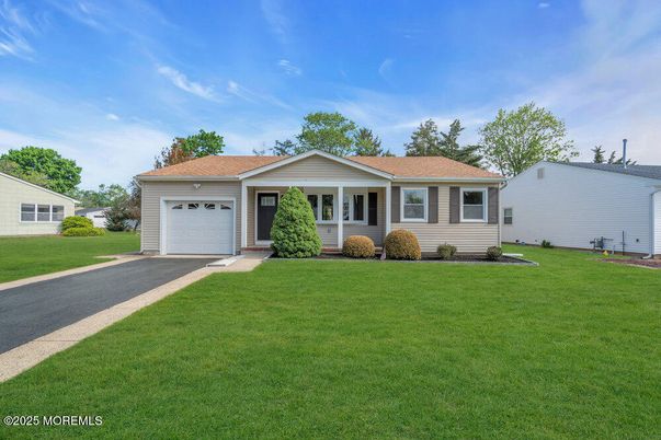 Attached, Exterior, Facade, Ranch