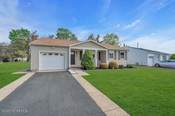 Attached, Exterior, Facade, Ranch