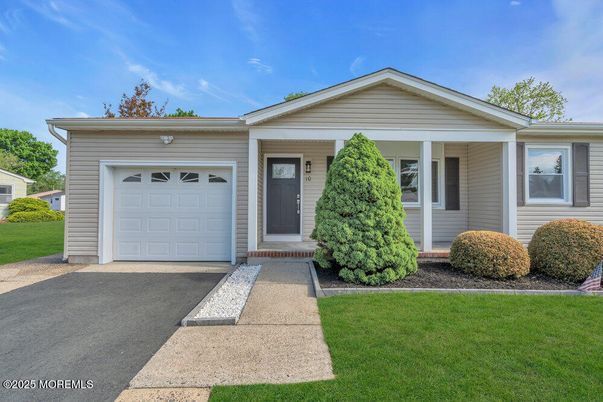 Attached, Exterior, Facade, American Craftsman
