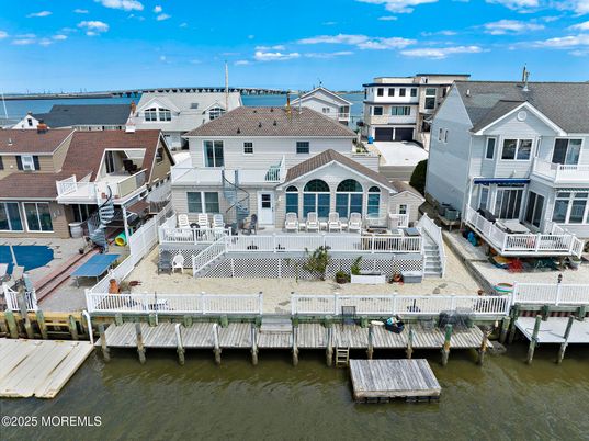 Exterior, Lake