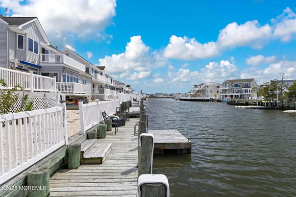 Exterior, Lake