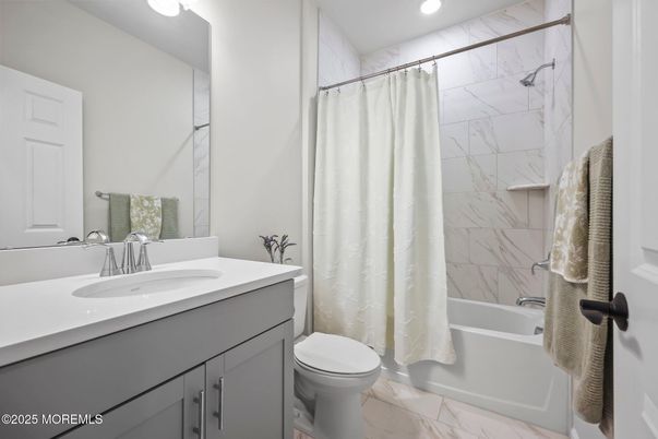 Bathroom, Interior, Marble, Marble Walls, Recessed Lighting