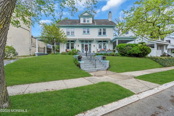 Exterior, Facade, American Foursquare