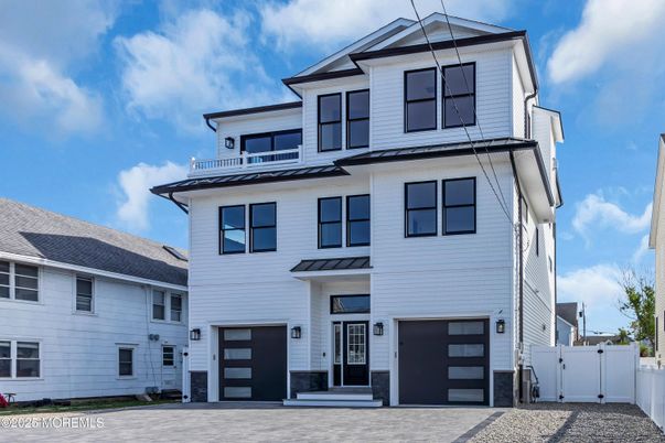 Attached, Exterior, Facade, Farmhouse