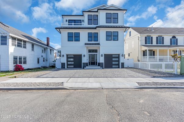 Attached, Exterior, Facade, Rowhouse