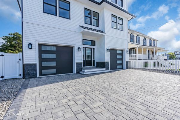 Attached, Exterior, Facade, Rowhouse