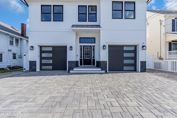 Attached, Exterior, Facade, Rowhouse