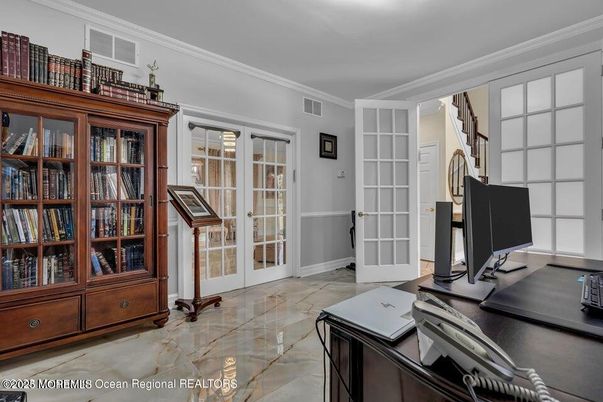 Home Office, Interior