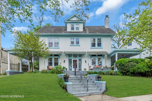 Exterior, Facade, American Foursquare
