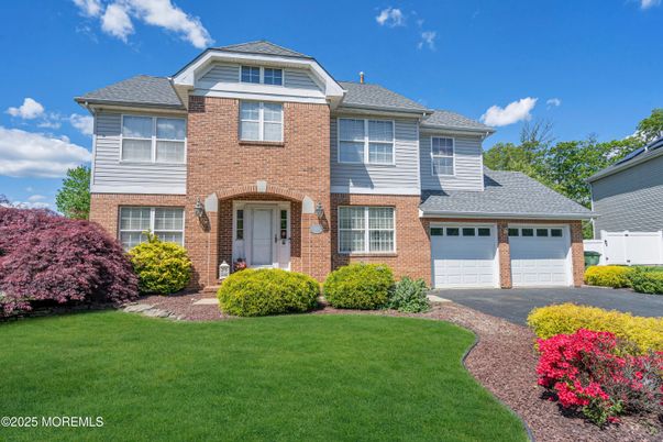 Attached, Exterior, Facade, Brick Facade, Split Level