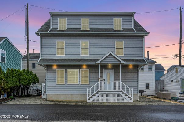 Exterior, Facade, American Foursquare
