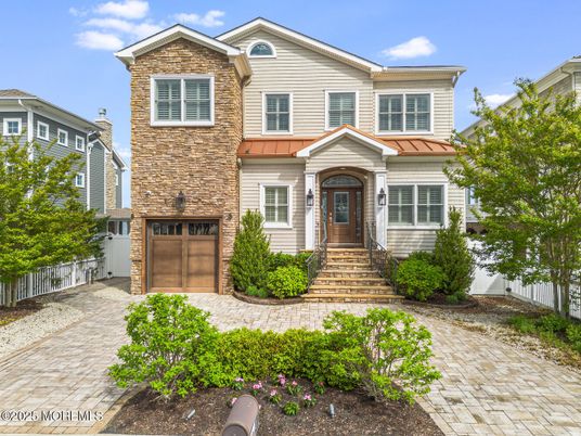 Attached, Exterior, Facade, Brick Traditional