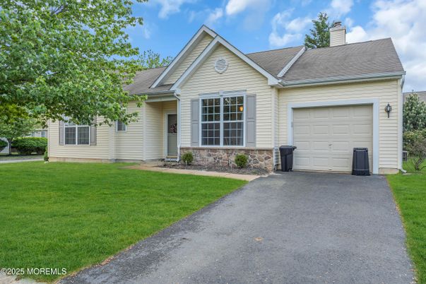 Attached, Exterior, Facade, Ranch
