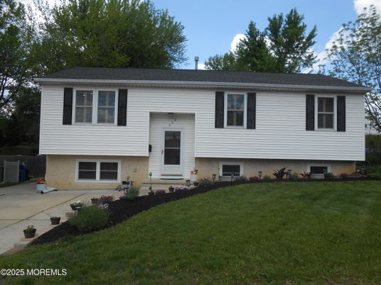 Exterior, Facade, Raised Ranch