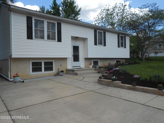 Exterior, Facade, Raised Ranch