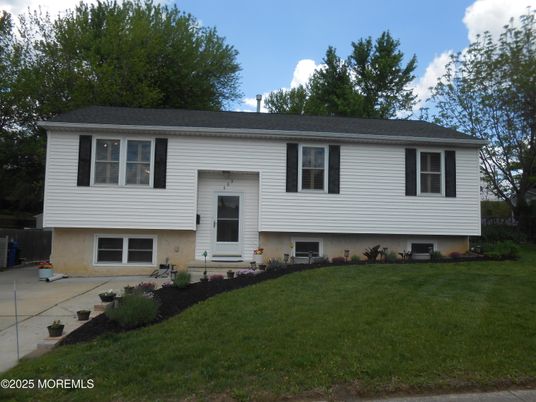 Exterior, Facade, Raised Ranch