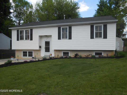 Exterior, Facade, Raised Ranch