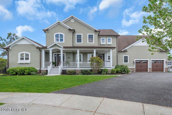 Attached, Exterior, Facade, American Craftsman