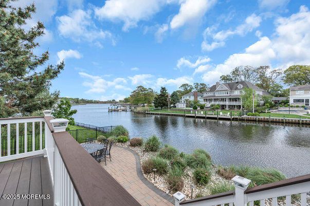 Exterior, Lake