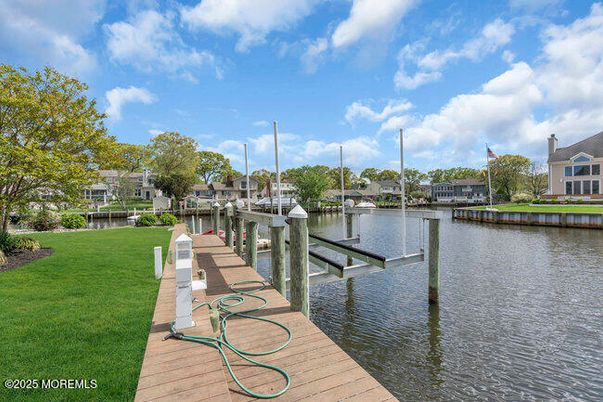 Exterior, Lake