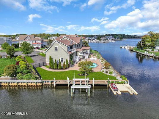 Exterior, Lake