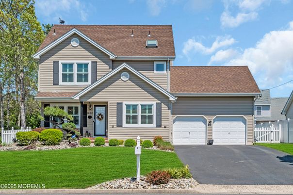 Attached, Exterior, Facade, American Craftsman
