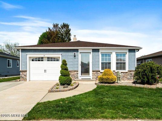 Attached, Exterior, Facade, Ranch