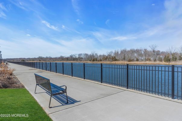 Exterior, Lake