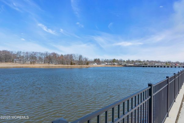 Exterior, Lake