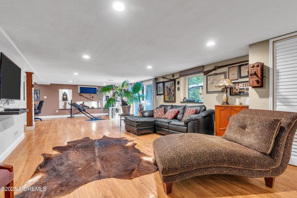 Fitness Equipment, Interior, Living room, Recessed Lighting, Wood Texture Flooring