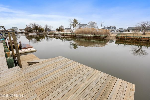 Exterior, Lake
