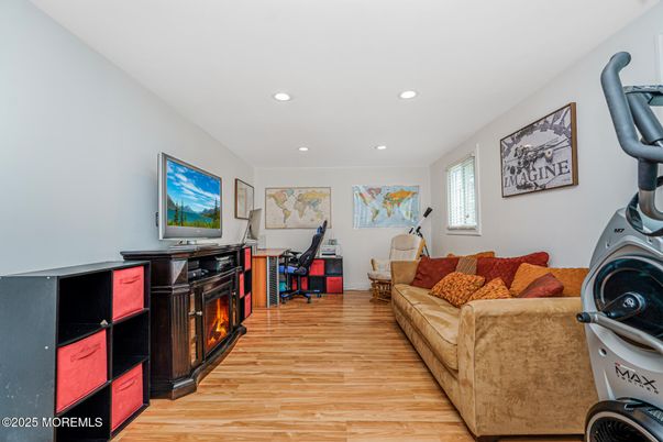 Fitness Equipment, Interior, Living room, Recessed Lighting, Wood Texture Flooring