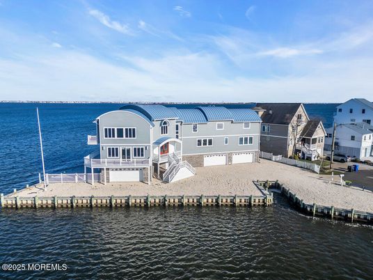 Exterior, Lake
