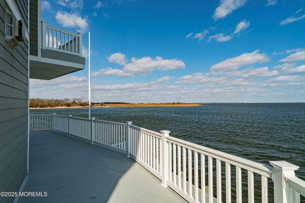 Exterior, Lake