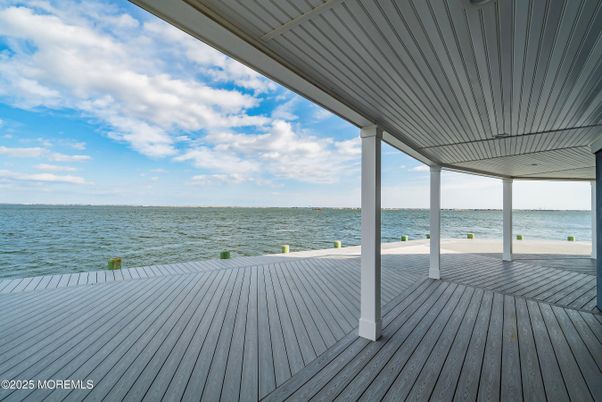 Exterior, Lake