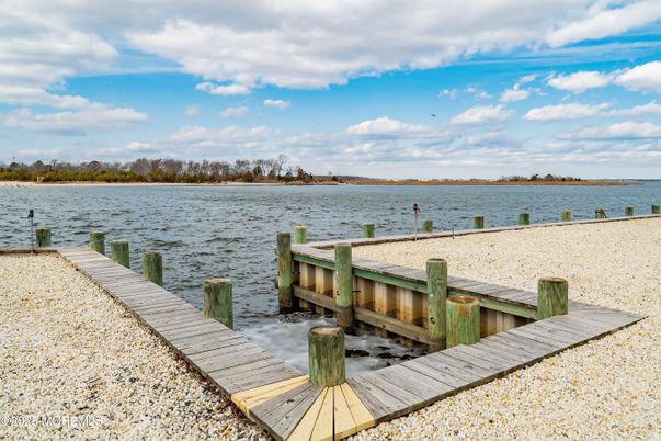 Exterior, Lake